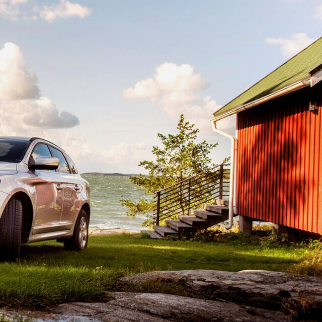 Kontrollera bilen och däcken före semestern – tips för en säker bilsemester